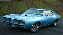 Голубой Pontiac GTO